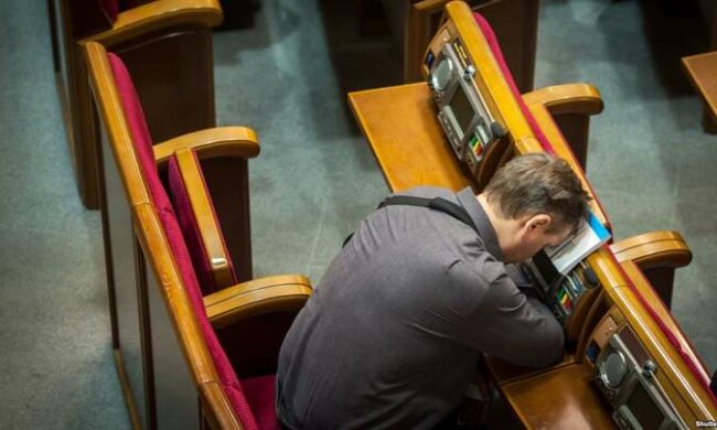 Доленосне рішення Ради: депутати голосували за воєнне положення, а опинилися в незручному