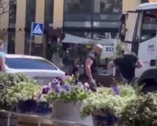 Водитель иномарки ножом порезал эвакуаторщика в центре Киева, видео: "Намеревался забрать легковушку"