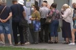 пенсионеры, пенсии, украинцы на улице скрин, очередь