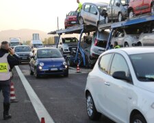 Автовоз врізався в автобус з німецькими туристами: є постраждалі – відео