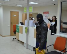 Серед білого дня: у Києві пограбували банк