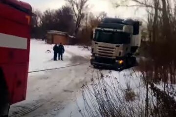 ЧП произошло с 17-тонной фурой в Харькове, кадры:  слетелись спасатели