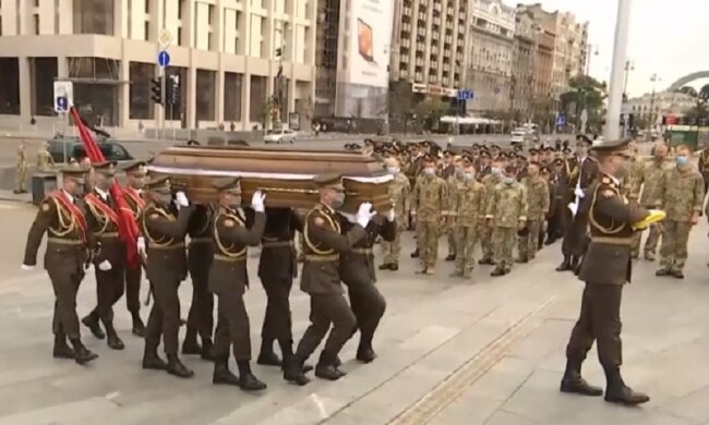 Майдан в сльозах попрощався з Героєм України, кадри: врятував побратимів ціною життя