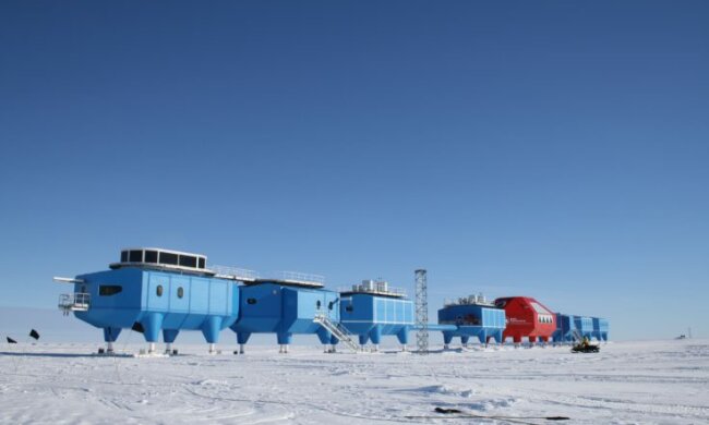 Halley-VI-Research-Station-modules-at-the-old-site-736×491