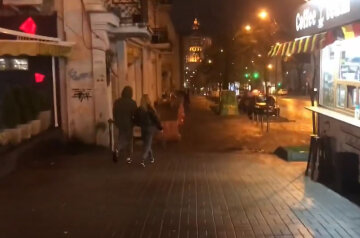 Деяким українцям ввели комендатську годину: кому заборонено з'являтися на вулиці після 9 вечора