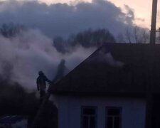 Под Киевом четверо детей и женщина оказались в огненной ловушке: на место срочно выехали спасатели и скорая