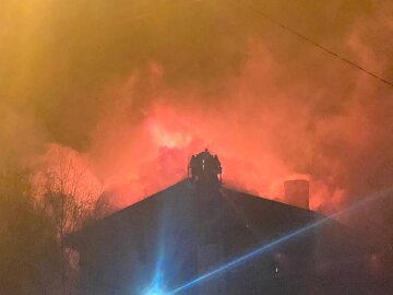 Потужна пожежа палає в центрі міста, вогонь перекинувся на сусідні будівлі: перші кадри НП