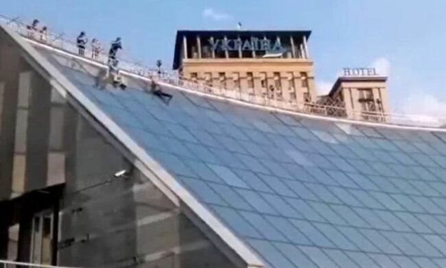 Трагедия на Майдане, подростки рухнули с большой высоты: "поднялся только один", первые кадры