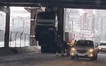 В Киеве самосвал протаранил мост, ликвидация аварии длится третий час: "врезался в путепровод и повис на..."
