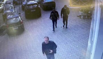 У київських кафе орудують грабіжники, злодії потрапили на відео: "поки один відволікає, двоє інших..."