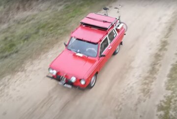 Українець створив незвичайний автомобіль з "Запорожця", відео: всередині газова плита, душ і умивальник