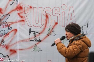 В Киеве российское посольство забросали “коктейлями Молотова” (фото)