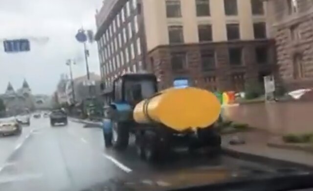 Ялівець Кличка вирішили поливати під час дощу, відео: "більше проблем немає"