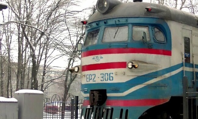 Малолетние хулиганы напали на харьковскую электричку: видео беспредела
