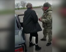 Чоловік у жіночому вбранні вирішив перейти кордон: відео інциденту в Одеській області