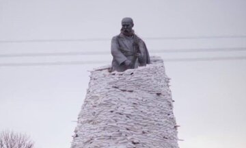 Чернігів замість Мінська: у Києві дерусифікували пам'ятник містам-героям