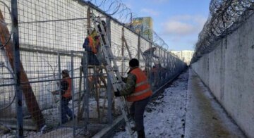 В Харькове решили обновить забор в колонии проволокой за миллион гривен: фото до и после