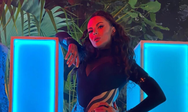 Раскованная Каменских показала, как развлекается на отдыхе, разрез радует глаз: "Настя, до чего ты..."