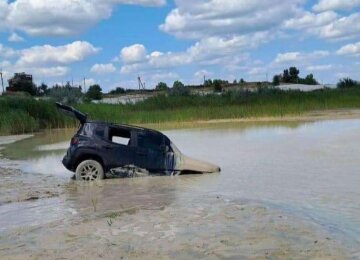 Джип потонув у піску на пляжі Дніпропетровщини