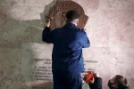 "Потому что ему там не место": на первом этаже Харьковского горсовета сняли орден Ленина, фото