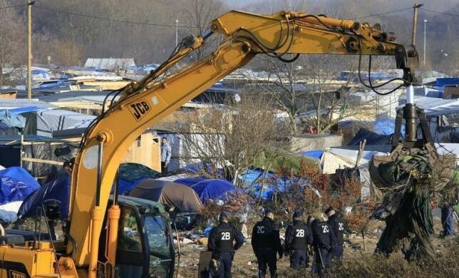 Мигранты из лагеря «Джунгли», который сносит французская полиция, разбредаются по другим нелегальным поселениям (фото)