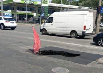 Асфальт обвалився посеред дороги в Києві, кадри прірви: "не доремонтували"