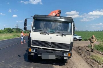 У Харкові вантажівка наїхала на ремонтника дороги: фото з місця