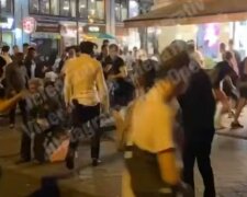 Беспредел в Киеве: видео массовой драки в центре столицы попало на видео