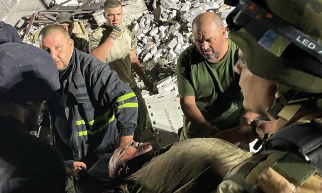 Оккупанты ракетой разрушили 5-этажку, десятки людей под завалами: подробности и кадры трагедии