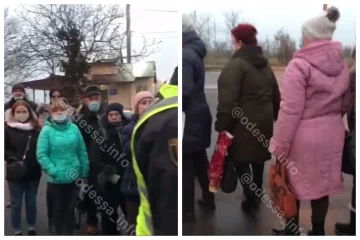 Під Одесою копи зупинили маршрутки і висадили всіх, люди вийшли на дорогу: "Совість мали б", Відео