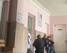 Дідусь навколішках благав лікаря про допомогу, але йому відмовили: "Рівень людяності дорівнює нулю"