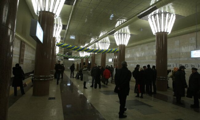 Пассажиров едва не придавило в метро Киева: фото и детали ЧП