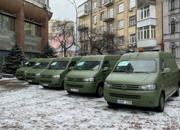 Колектив Київміськбуду передав автомобілі для ЗСУ