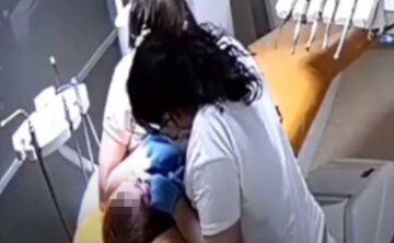 Стоматолог издевается над маленькими пациентам в Ровно, дети заливаются слезами: кадры со скрытой камеры
