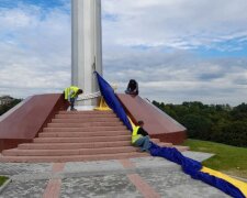 Самый большой флаг Украины пришлось спустить после недели открытия, фото: что произошло
