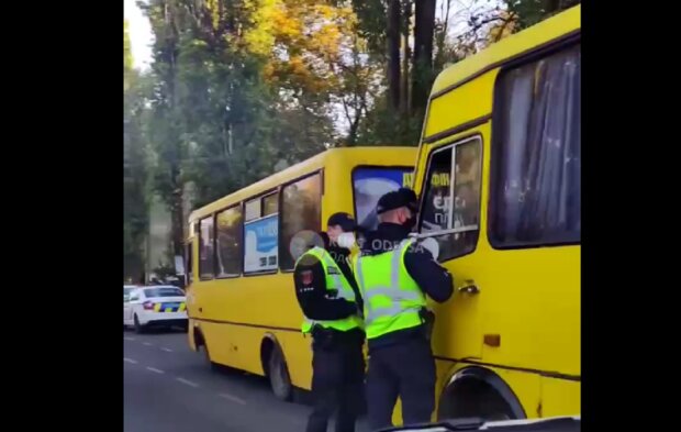 Висаджують з маршруток: поліція проводить 