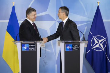 Порошенко не дав Україні вступити в НАТО: «розкриті подробиці провалу»
