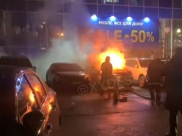 Пожежа спалахнула на парковці торгового центру в Одесі, вогонь охопив авто: кадри НП
