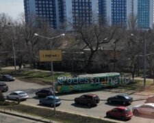 Трамвай зійшов з рейок і різко вискочив на дорогу: відео аварії біля площі в Одесі