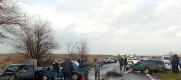 Машины разбросаны, люди лежат на земле: кадры массовой аварии под Одессой