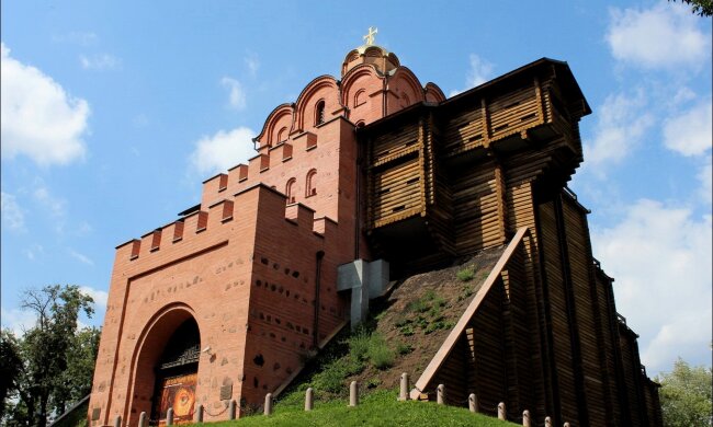 В центре Киева под землю провалилась строительная техника (фото)