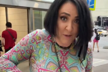 Лоліта дико осоромилася, "впустивши" обвислий бюст на публіці: "Взагалі без комплексів"