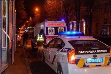 Рекламная конструкция упала на голову прохожего в Днепре: фото с места