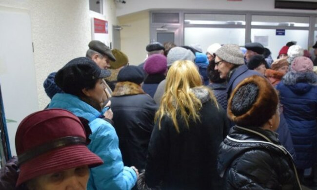 Літні люди, черга, натовп