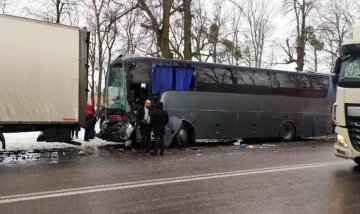 Моторошна ДТП на українській трасі: зіткнулися вантажівки з пасажирським автобусом, кадри масштабної аварії