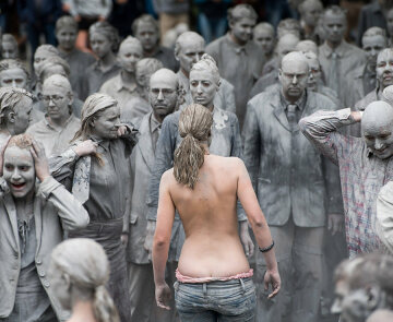 Саммит G20: голые зомби устроили акцию протеста (фото, видео)