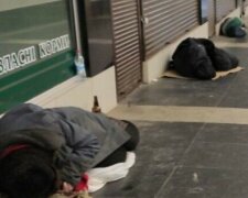 "Запах жахливий, купи сміття": у Харкові біля станції метро бездомні облаштували "житло", кадри