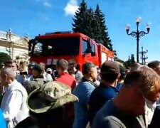 Раду затягло ядучим червоним димом, з'їхалися пожежники: перші фото і деталі того, що відбувається