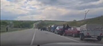 Ні додому, ні виїхати: у Запорізькій області окупанти заблокували тисячу машин з сім'ями і дітьми