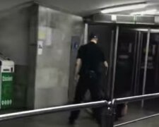 В харьковском метро озверевший коп сбил с ног пассажира, видео: "упал на пол и..."